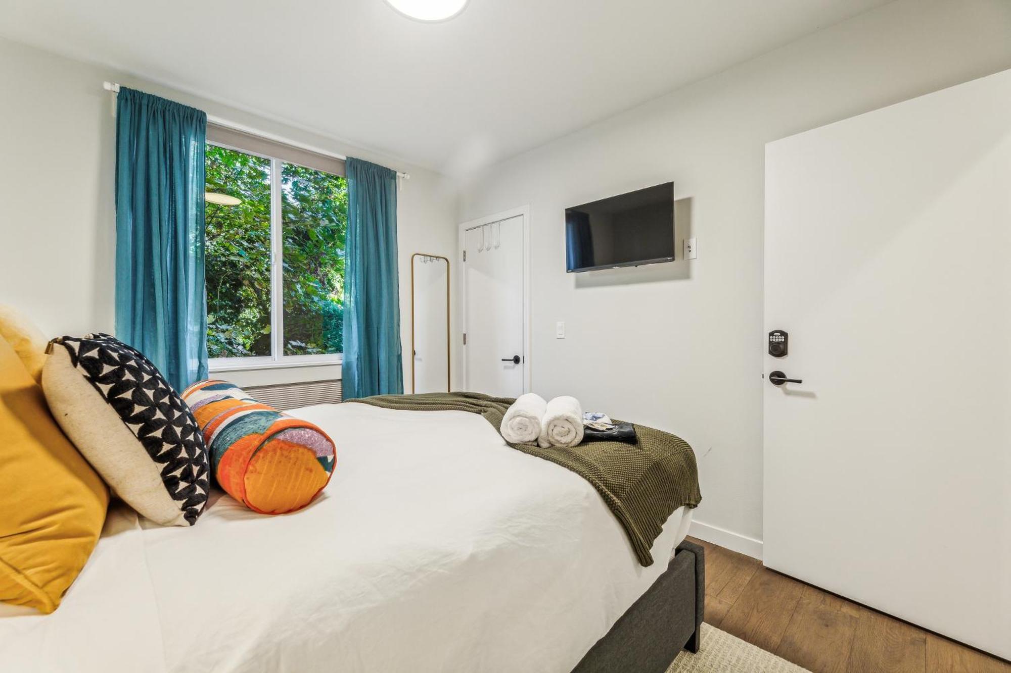 Travelers Dream, Walk To Space Needle, Parking, Backyard